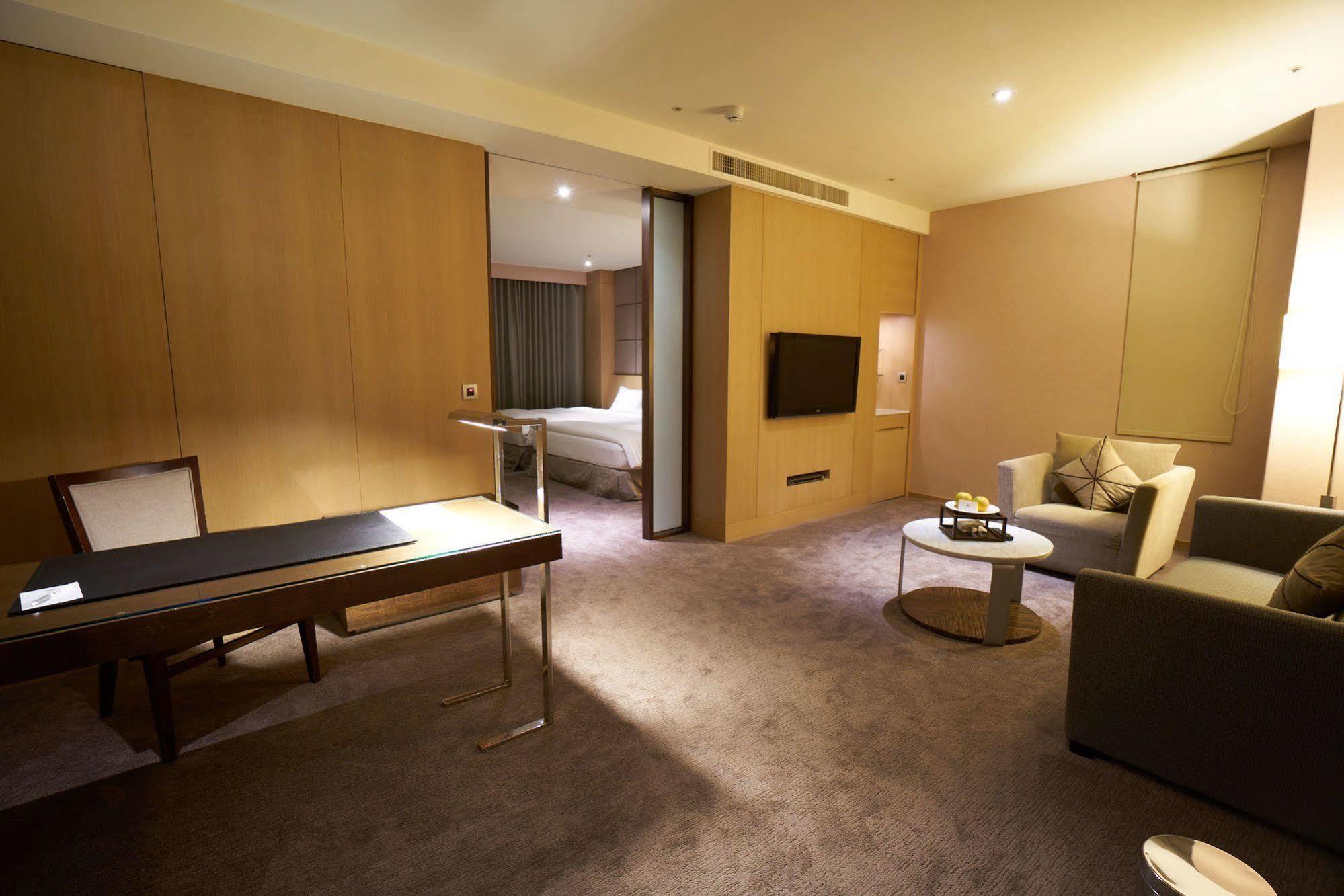 ไทปุง สูทส์ โฮเต็ล Hotel ไถหนาน ภายนอก รูปภาพ